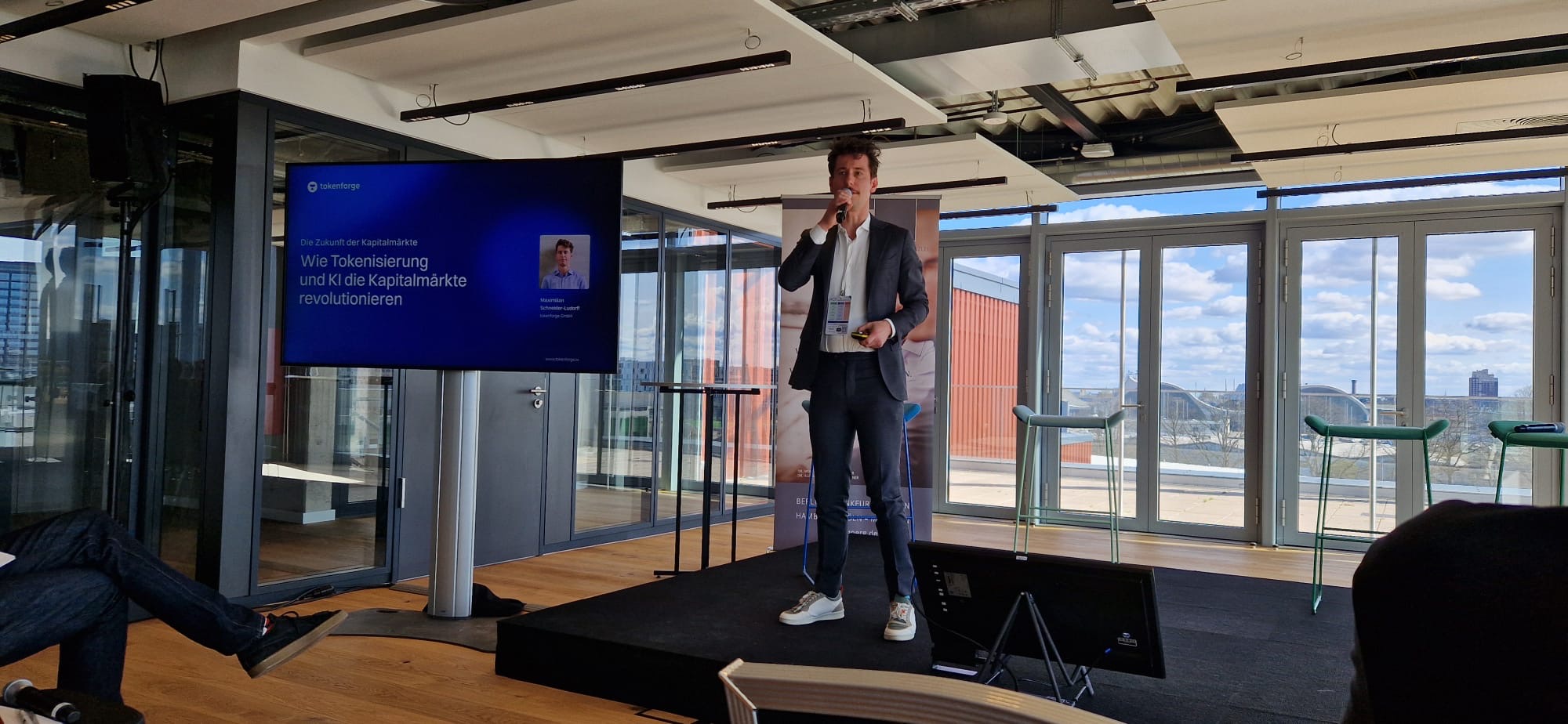 Maximilian Schneider-Ludorff speaking at a conference